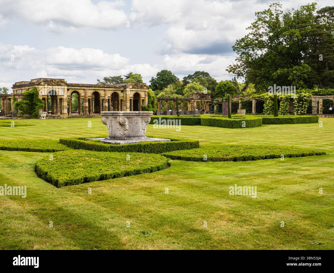 Vue sur la pelouse jusqu'à la loggia et colonade dans le jardin italien de Hever Castle, Kent, Royaume-Uni Banque D'Images Vue sur la pelouse jusqu'à la loggia et colonade dans le jardin italien de Hever Castle, Kent, Royaume-Uni Banque D'Images
