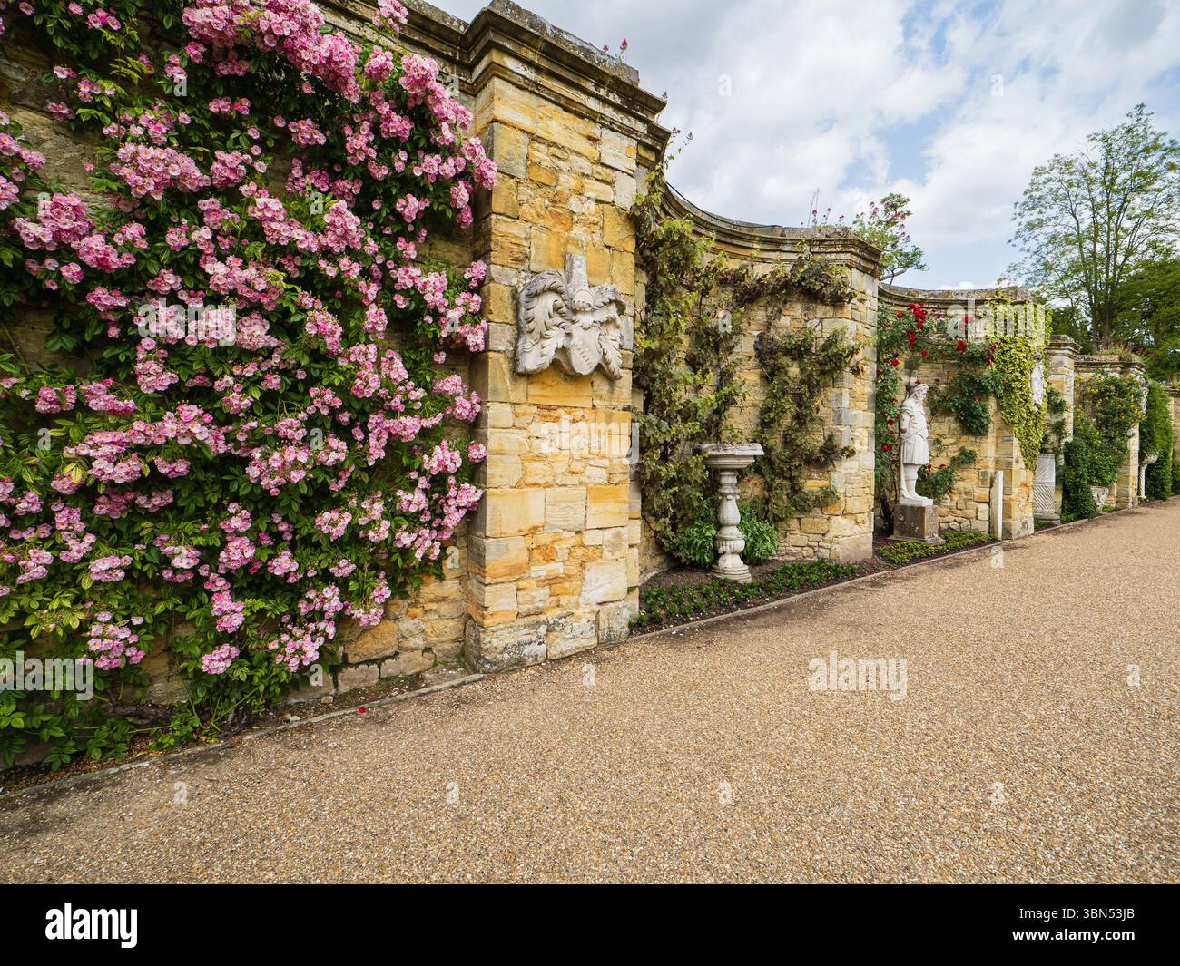 Pierres et sculpture romaine de la collection Astor dans le jardin italien du château de Hever, Kent, Royaume-Uni Banque D'Images Pierres et sculpture romaine de la collection Astor dans le jardin italien du château de Hever, Kent, Royaume-Uni Banque D'Images