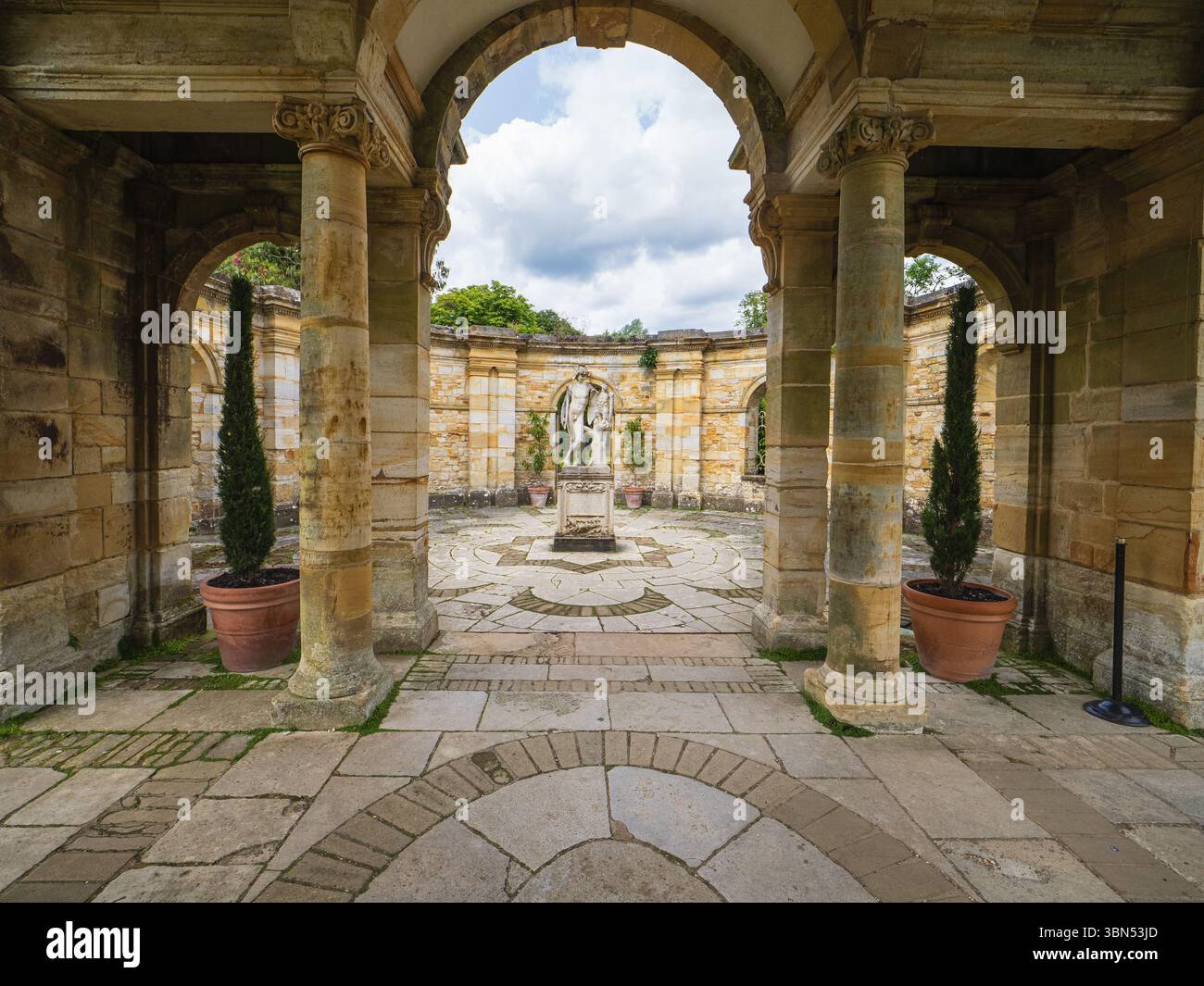 Pierres, colonade et sculpture romaine de la collection Astor dans le jardin italien du château de Hever, Kent, Royaume-Uni Banque D'Images Pierres, colonade et sculpture romaine de la collection Astor dans le jardin italien du château de Hever, Kent, Royaume-Uni Banque D'Images