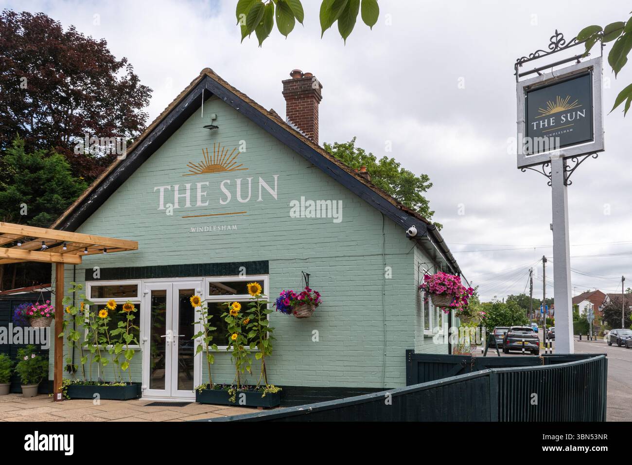 Le Sun Pub dans le centre du village de Windlesham pendant l'été, Surrey, Angleterre, Royaume-Uni Banque D'Images