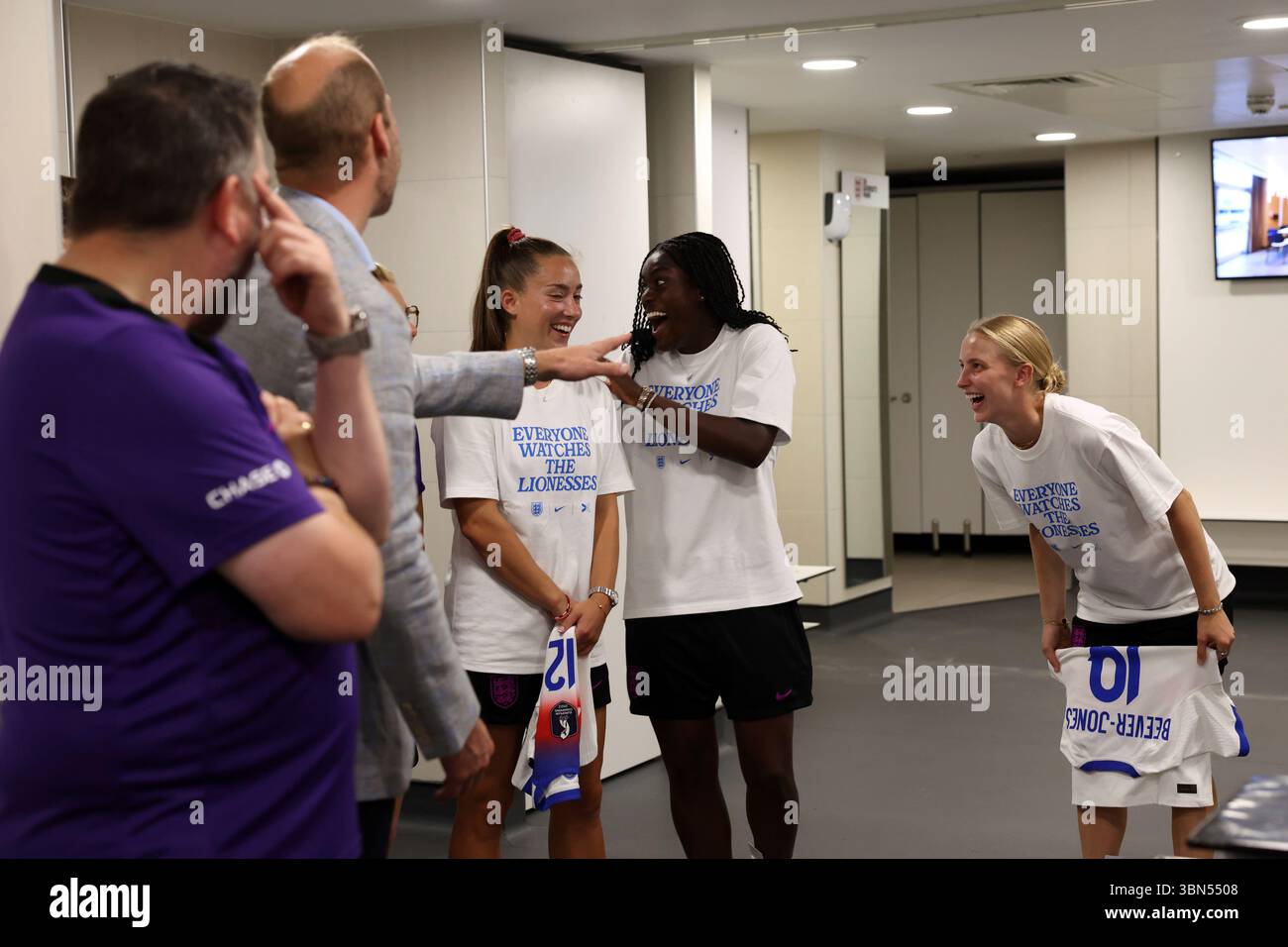 Britain's Prince William, the Prince of Wales, Patron of The Football Association, visits St. George's Park, England's national football centre, and speaks to Aggie Beever-Jones, from right, Michelle Agyemang and Maya Le Tissier as he meets with the England Women's team and wish them luck ahead of the 2025 UEFA Women's Euros competition in Burton on Trent, Monday, June 30, 2025.(AP Photo/Darren Staples, Pool) Banque D'Images