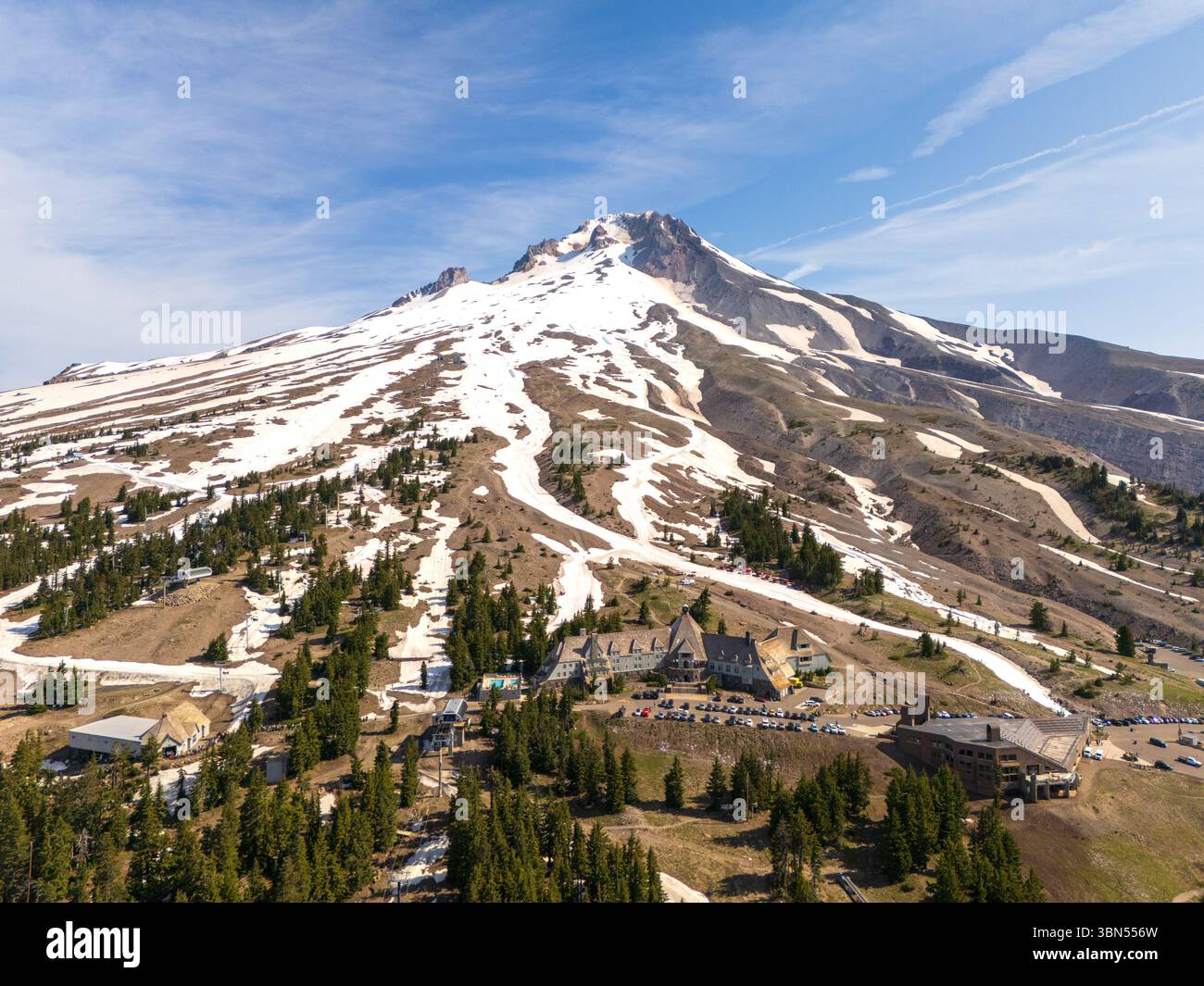 Mont Hood et piste de ski d'été, avec le chalet de ski Timberline au premier plan. Ciel clair et soleil Banque D'Images
