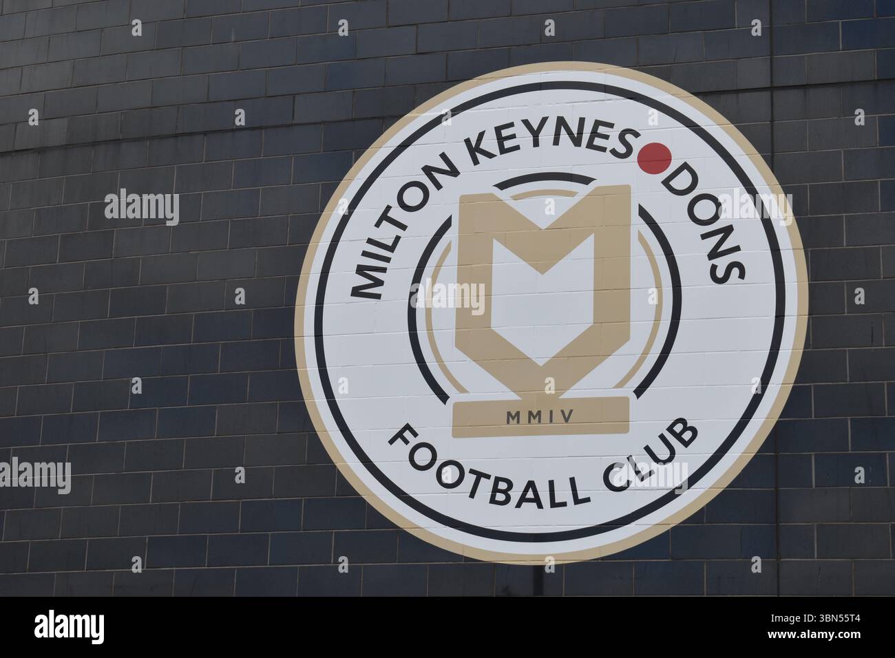 Le nouveau logo du club de football Milton Keynes dons au Stadium MK avec espace de copie. Banque D'Images