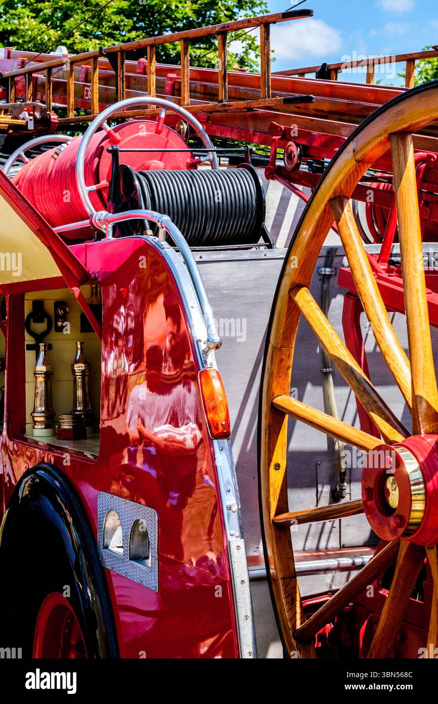 Londres Royaume-Uni, juin 29 2025, Détails de Guildford construit Dennis Classic Fire Engine Banque D'Images