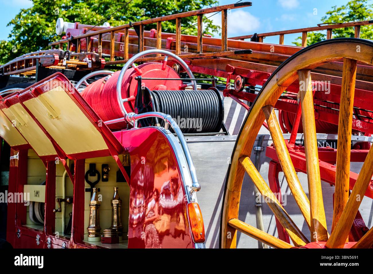 Londres Royaume-Uni, juin 29 2025, Détails de Guildford construit Dennis Classic Fire Engine Banque D'Images