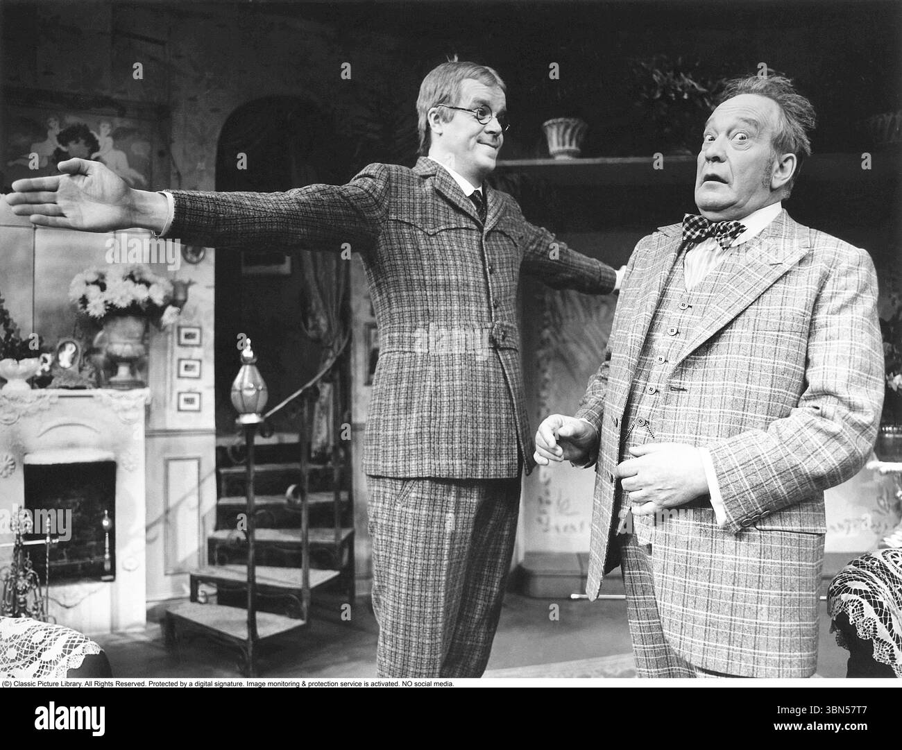Carl-Gustaf Lindstedt (1921-1992) acteur suédois ici dans la production théâtrale 'The Spanish fly' (Die spanische fliege titre original), avec Lasse Berghagen (1945-2023), acteur et chanteur suédois, à Vasateatern, 1981 "Die spanische Fliege" est une farce allemande classique écrite par Arnold et Bach en 1913, inspirée par la légende de la mouche espagnole, un aphrodisiaque supposé dérivé du coléoptère à cloques. La pièce tourne avec humour autour des malentendus et des enchevêtrements romantiques causés par l'utilisation fictive de cette substance. Il est devenu une comédie populaire à travers l'Europe, avec de nombreuses adaptations, Banque D'Images