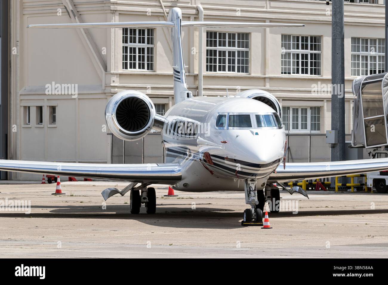 Jet d'affaires Gulfstream G650ER garé sur l'aire de trafic de l'aéroport du Bourget. Paris, France - 17 juin 2025 Banque D'Images