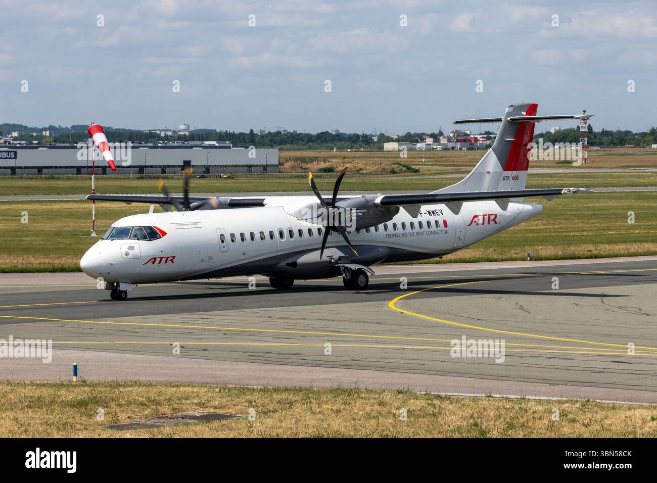 ATR 72-600 avion de ligne régional au sol après avoir joué pendant le salon de l'aéronautique de Paris. France - 87 juin 2025 Banque D'Images