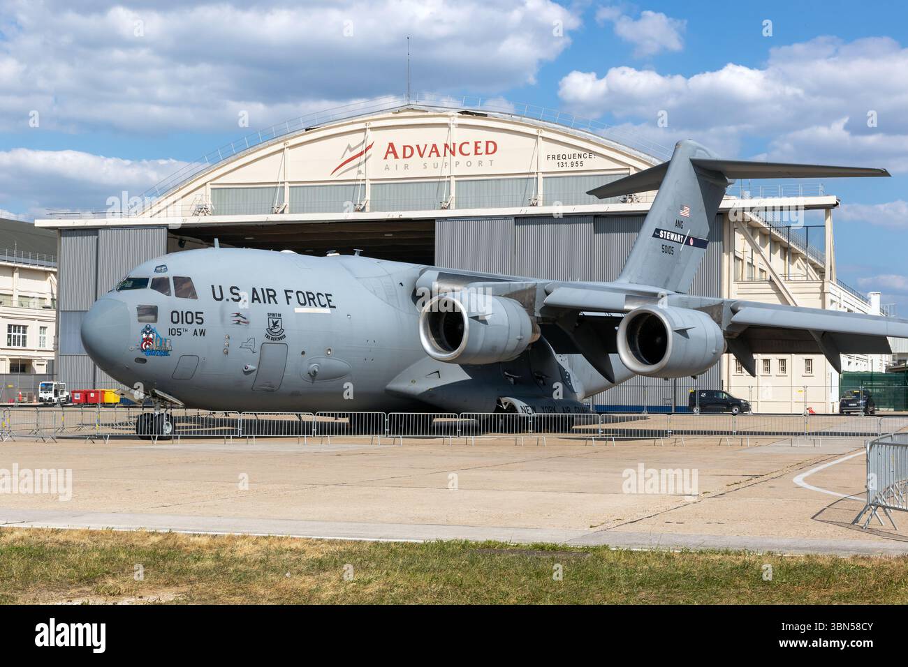 Boeing C-17A Globemaster III de l'US Air Force transporte des avions de transport de la 105e escadre de transport aérien de la Garde nationale aérienne de New York au salon aéronautique de Paris. Banque D'Images