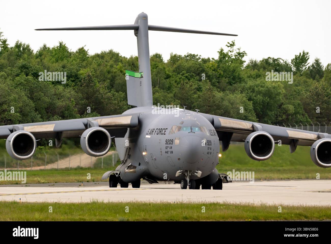 Avion de transport militaire Boeing C-17a Globemaster III de l'US Air Force roulant vers la piste. États-Unis - 16 mai 2022 Banque D'Images