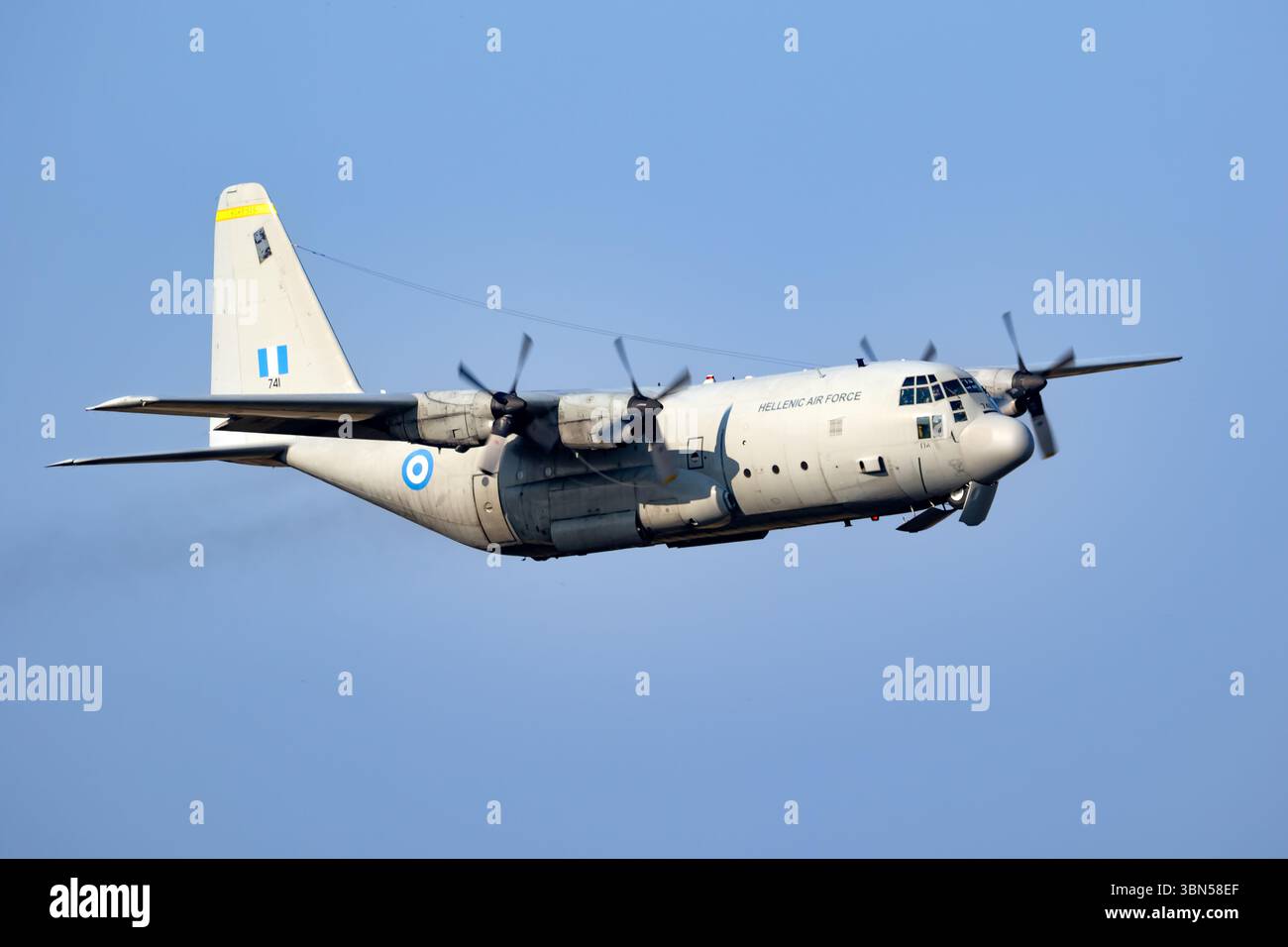 Hellenic (grec) Air Force Lockheed Martin C-130 Hercules avion de transport de 356 MTM Elefsis en vol. Pays-Bas - 21 septembre 2024 Banque D'Images