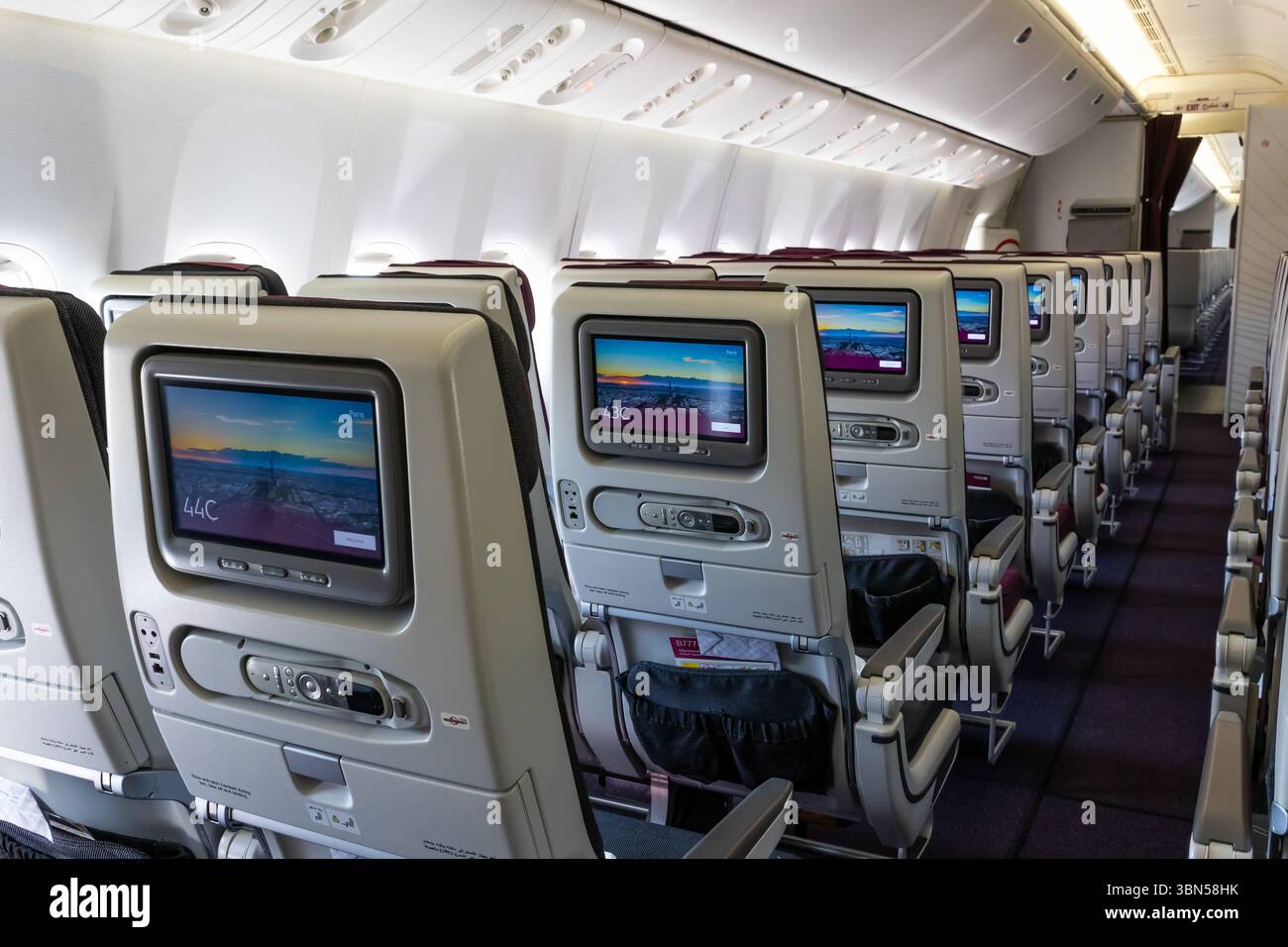 Sièges en classe économique Boeing 777 de Qatar Airways. Paris, France - 17 juin 2025 Banque D'Images