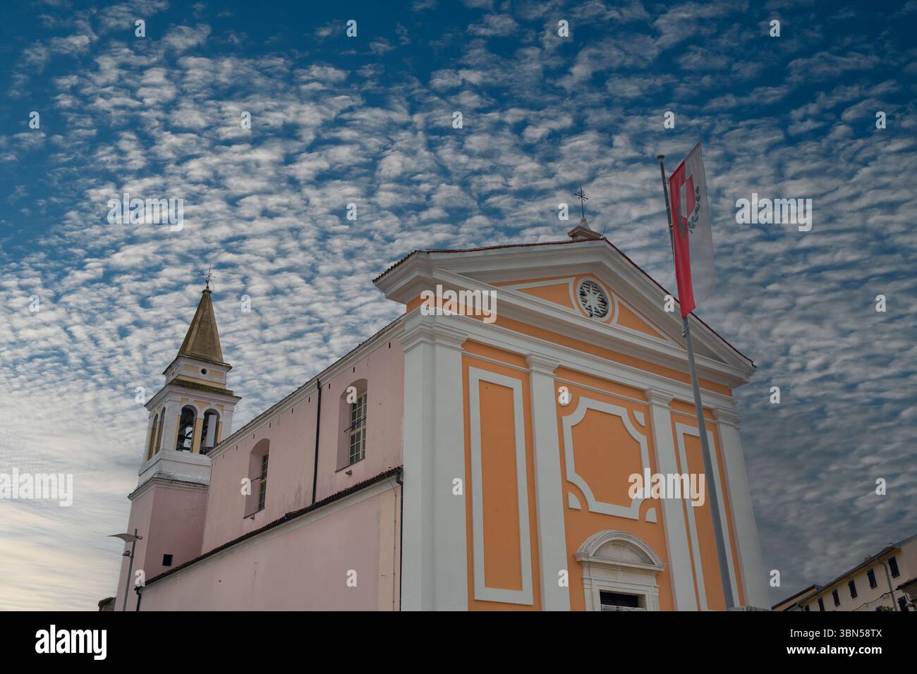 Façade de l'église baroque notre-Dame des Anges à Porec, Istrie, Croatie. Contre le ciel dramatique. Église de style baroque ornée avec une façade pastel et Banque D'Images