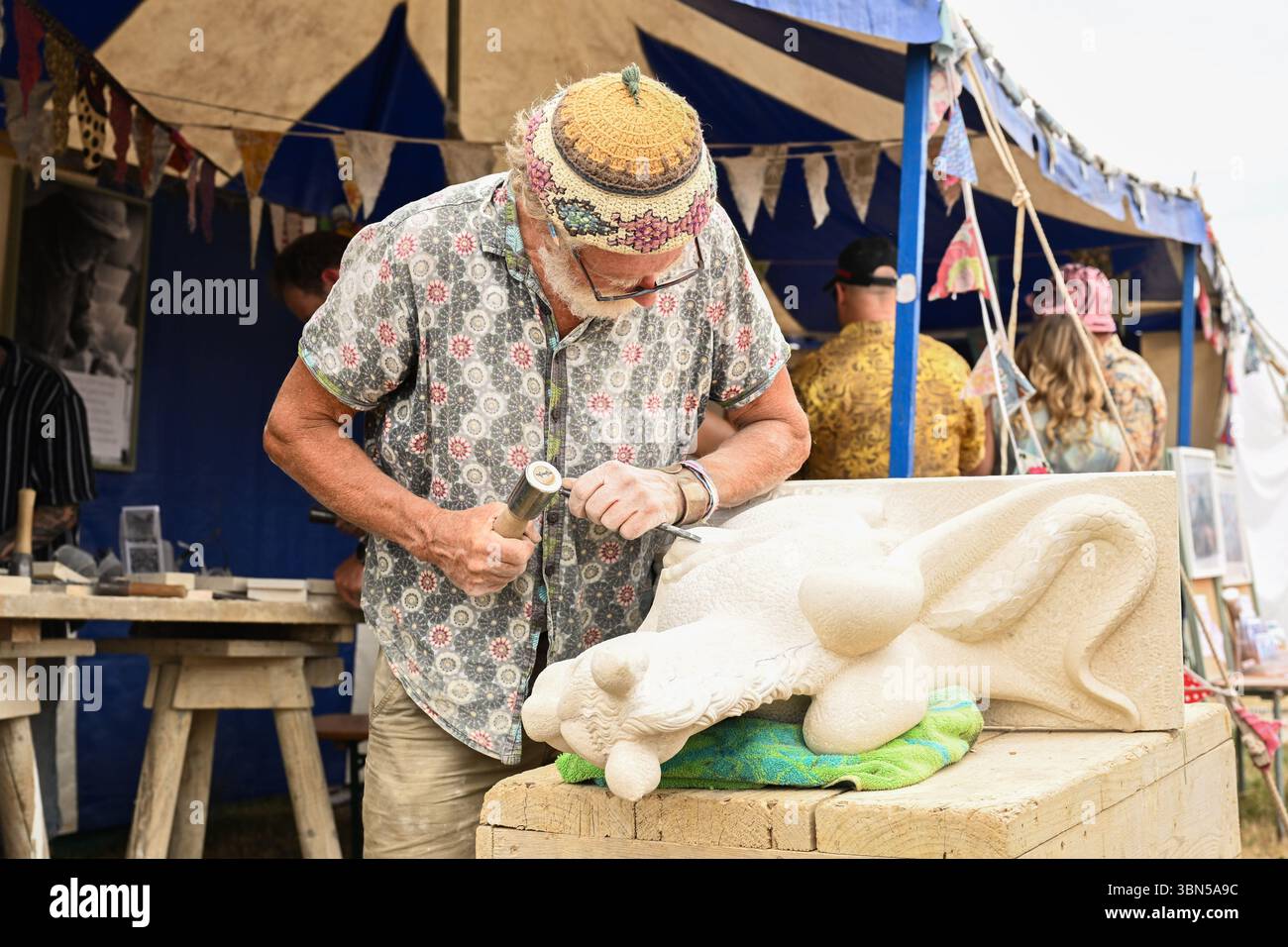 Somerset, Royaume-Uni. 29 juin 2025. Le sculpteur Tom Clark travaille dans la région de Green Crafts au Glastonbury Festival à Worthy Farm dans le Somerset. Le crédit photo devrait se lire comme suit : Matt Crossick/Empics/Alamy Live News Banque D'Images