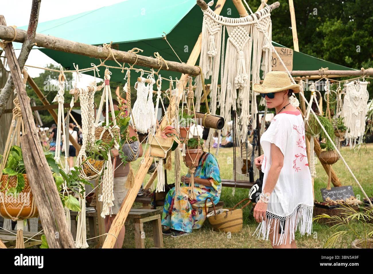 Somerset, Royaume-Uni. 29 juin 2025. Ambiance dans la zone Green Crafts au festival de Glastonbury à Worthy Farm dans le Somerset. Le crédit photo devrait se lire comme suit : Matt Crossick/Empics/Alamy Live News Banque D'Images