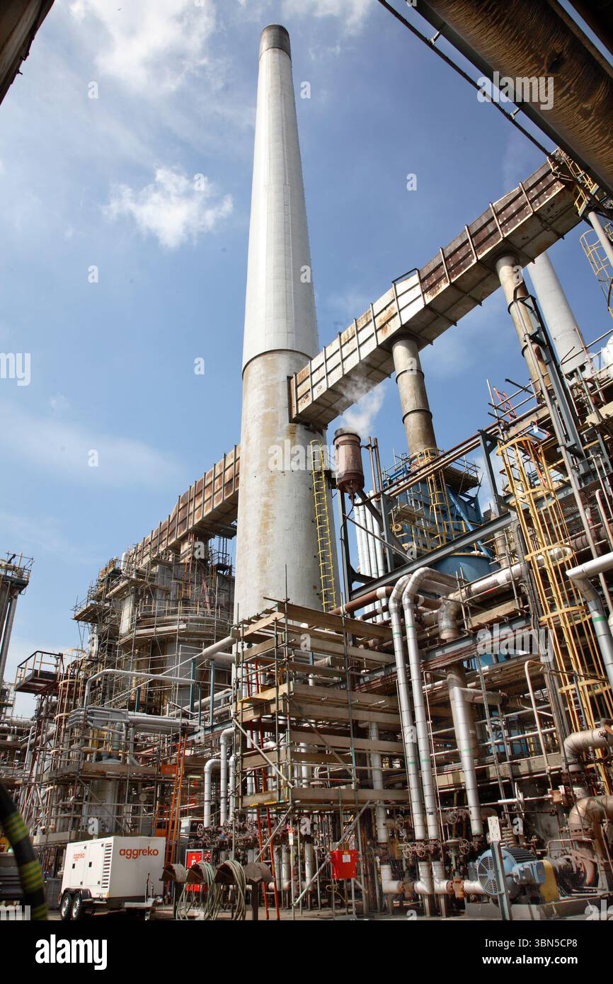 Lindsey Oil Refinery, Immingham, Royaume-Uni. Un échafaudage entoure la tuyauterie pour un entretien régulier. Banque D'Images