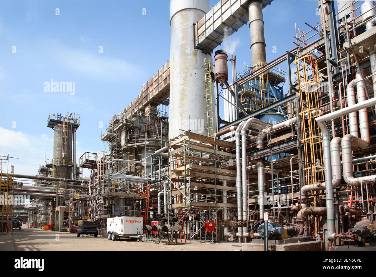 Lindsey Oil Refinery, Immingham, Royaume-Uni. Un échafaudage entoure la tuyauterie pour un entretien régulier. Banque D'Images