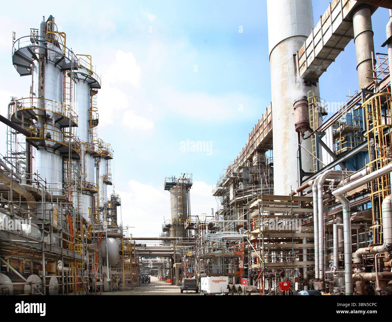 Lindsey Oil Refinery, Immingham, Royaume-Uni. Un échafaudage entoure la tuyauterie pour un entretien régulier. Banque D'Images