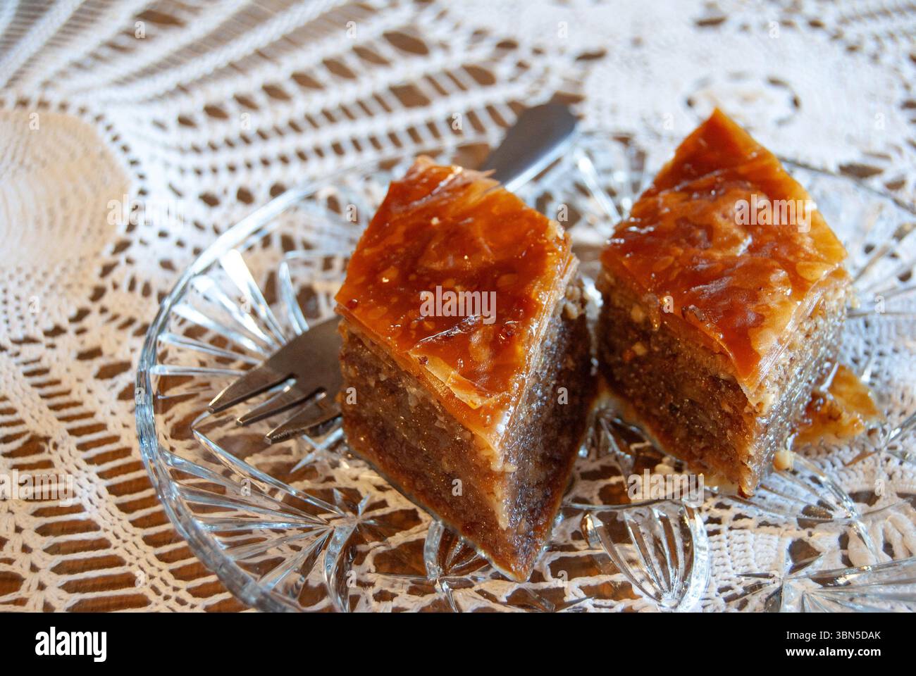 Baklava riche et sucré disposé sur un plateau de table pour le dessert. Banque D'Images