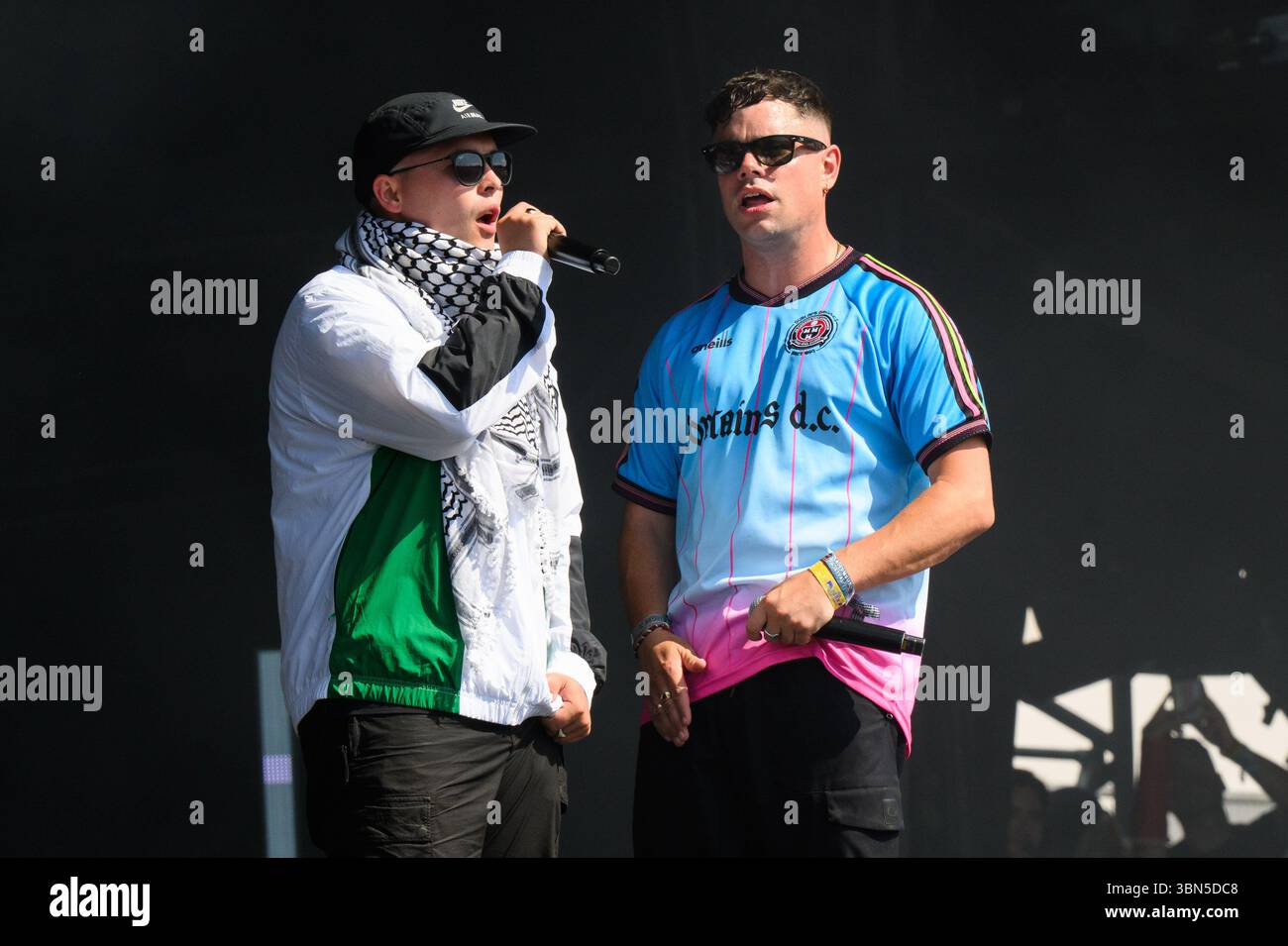 Somerset, Royaume-Uni. 28 juin 2025. Kneecap se produisant au Glastonbury Festival à Worthy Farm dans le Somerset. Le crédit photo devrait se lire comme suit : Matt Crossick/Empics/Alamy Live News Banque D'Images