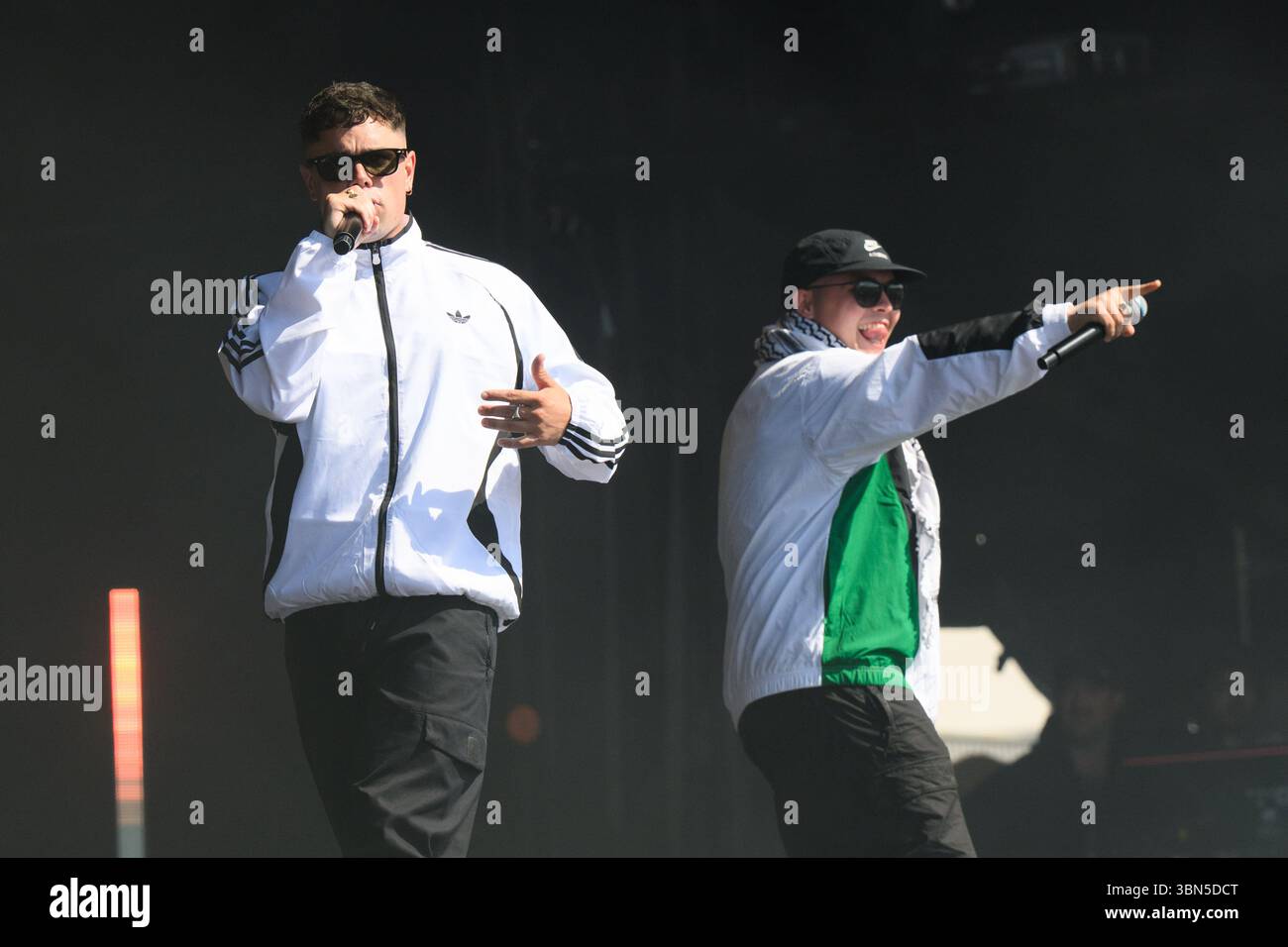 Somerset, Royaume-Uni. 28 juin 2025. Kneecap se produisant au Glastonbury Festival à Worthy Farm dans le Somerset. Le crédit photo devrait se lire comme suit : Matt Crossick/Empics/Alamy Live News Banque D'Images