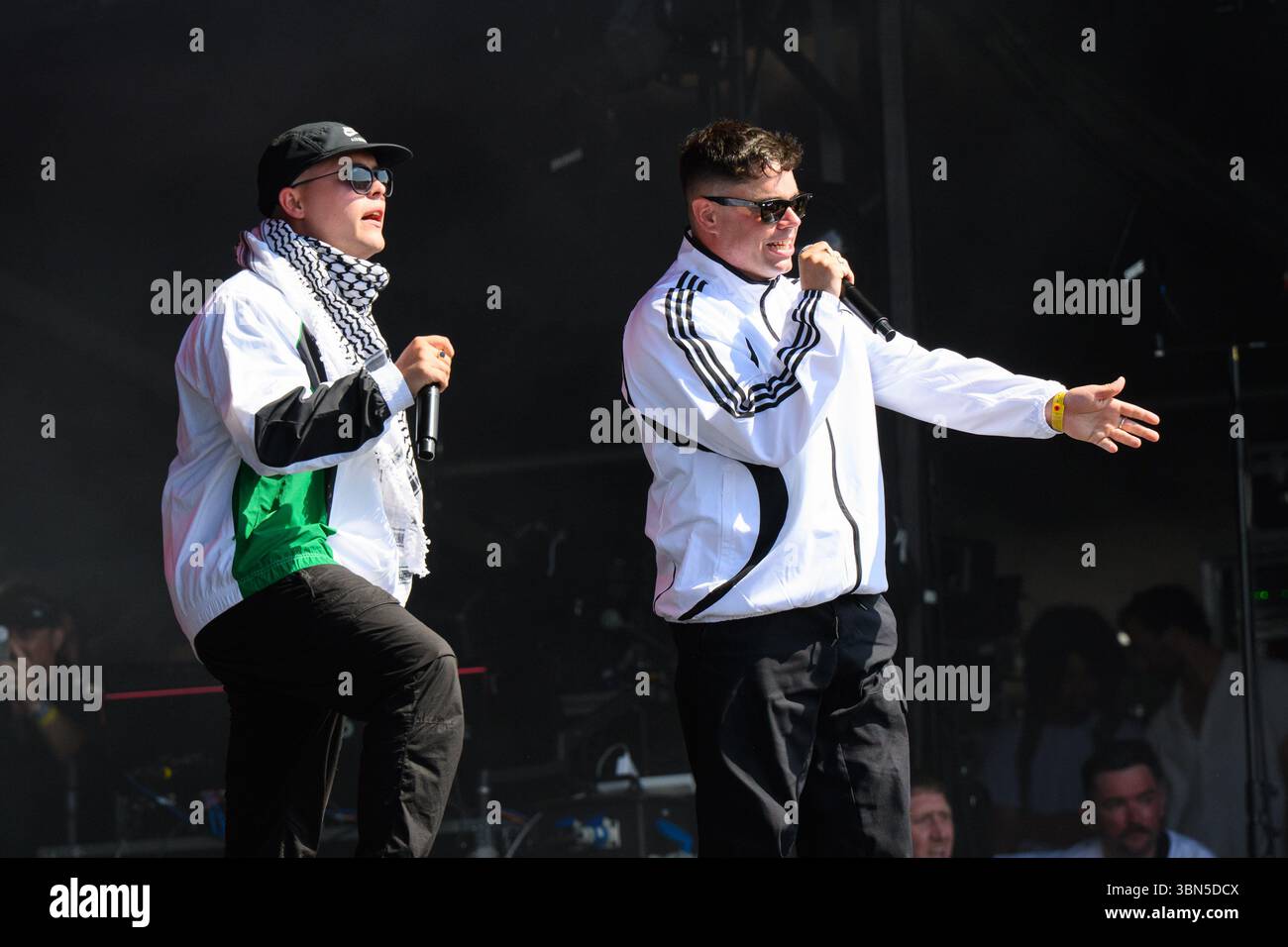 Somerset, Royaume-Uni. 28 juin 2025. Kneecap se produisant au Glastonbury Festival à Worthy Farm dans le Somerset. Le crédit photo devrait se lire comme suit : Matt Crossick/Empics/Alamy Live News Banque D'Images