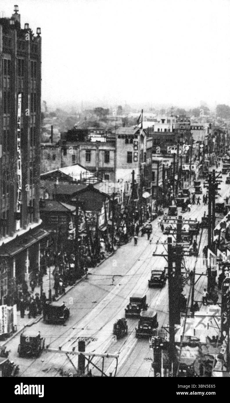 Photo vintage de Shinjuku 3-chome, rue Meiji, devant le grand magasin Isetan à Tokyo, Japon - 1932 Banque D'Images