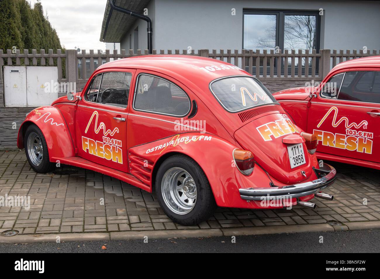 Petrvald, Tchéquie - 26 janvier 2024 : Volkswagen Beetle voiture légendaire avec la couleur rouge vif de Radio fraîche, fortement réglée et modifiée Banque D'Images