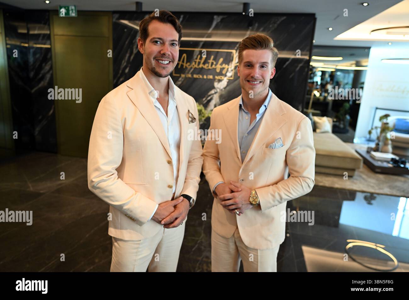 Duesseldorf, Allemagne. 30 juin 2025. Henrik Heüveldop (Dr Rick, l) et Dominik Bettray (Dr Nick) se tiennent dans leur pratique. Crédit : Federico Gambarini/dpa/Alamy Live News Banque D'Images