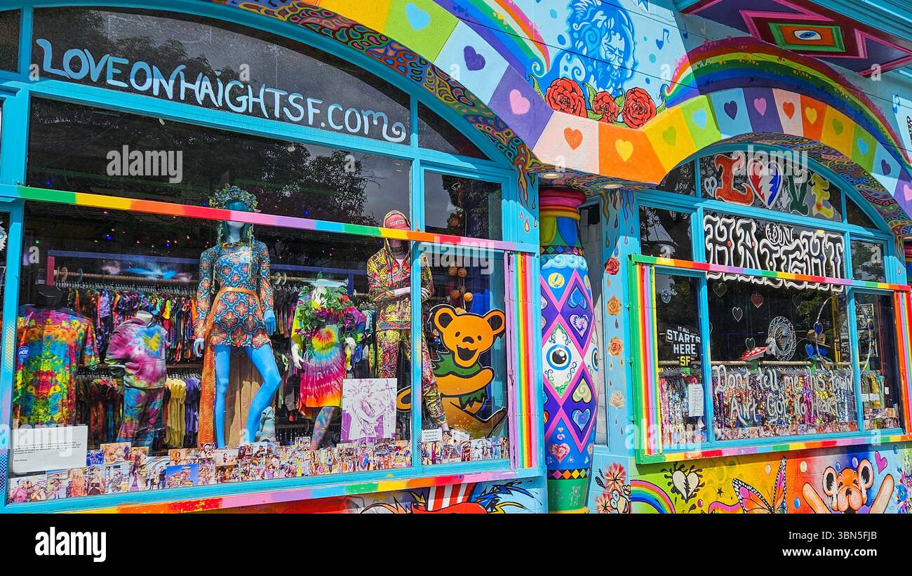 Vitrine colorée dans le quartier Haight-Ashbury de San Francisco, célébrant la contre-culture des années 1960 avec des peintures murales psychédéliques, la mode tie-dye et hippie Banque D'Images