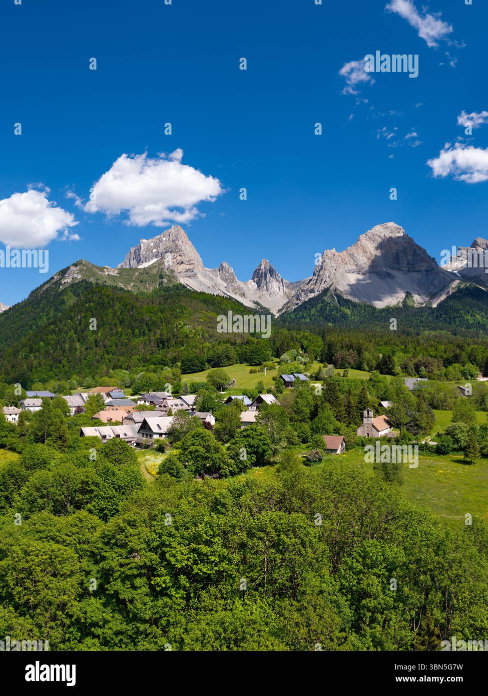 Village de la Jarjatte et massif de la Devoluy dans le Parc du Vercors, Alpes françaises. Destination de randonnée estivale entourée de sommets de montagnes calcaires. Drome, France Banque D'Images