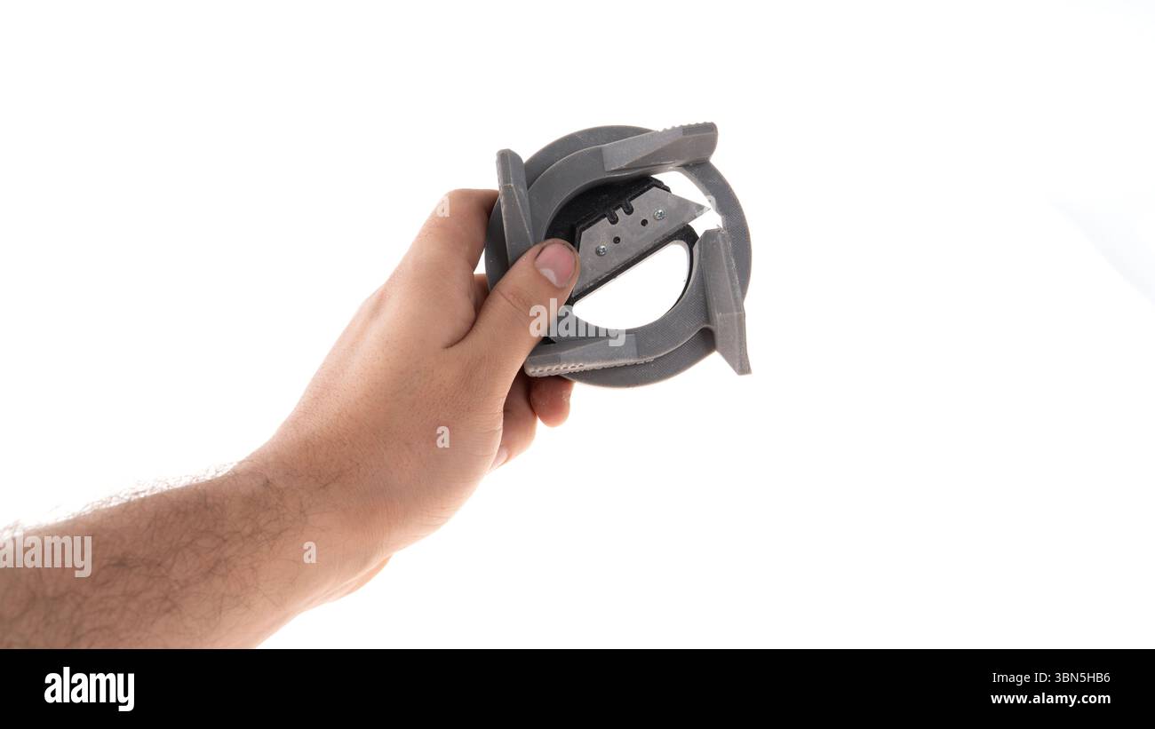 Main avec dispositif gris sur blanc Banque D'Images