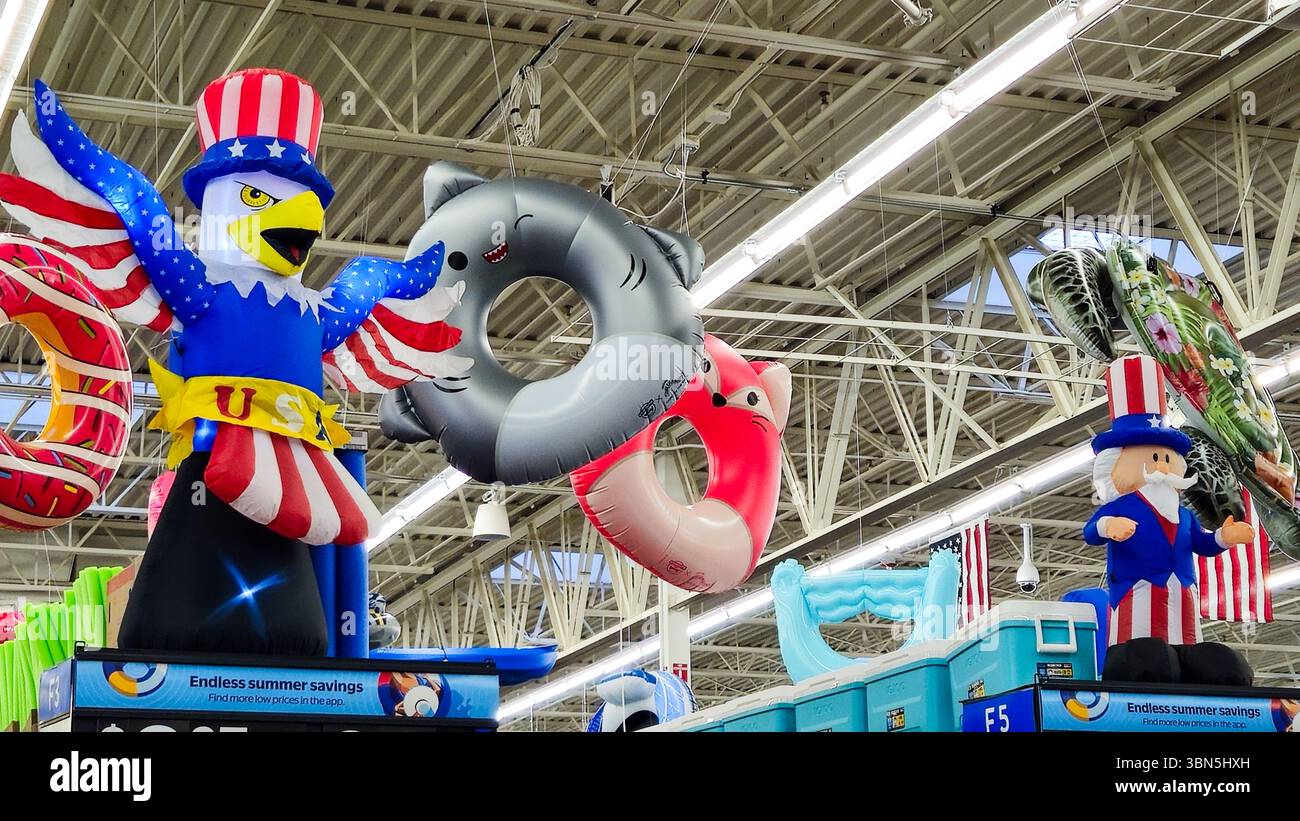 Exposition patriotique d'été dans un magasin Walmart aux États-Unis Banque D'Images