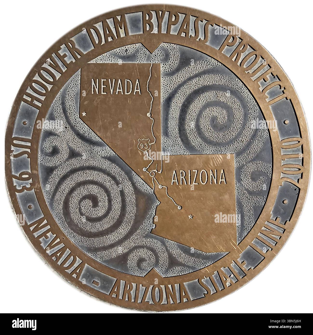 Ligne de frontière symbolique entre le Nevada et l'Arizona près du barrage Hoover, capturée sur une route ensoleillée marquant la division entre deux états emblématiques du sud-ouest Banque D'Images