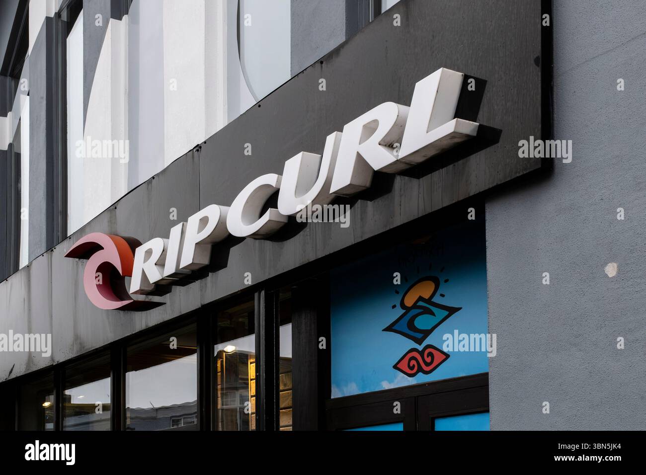 Le panneau au-dessus de l'entrée d'un magasin Rip Curl dans le centre-ville de Newquay en Cornouailles au Royaume-Uni. Banque D'Images