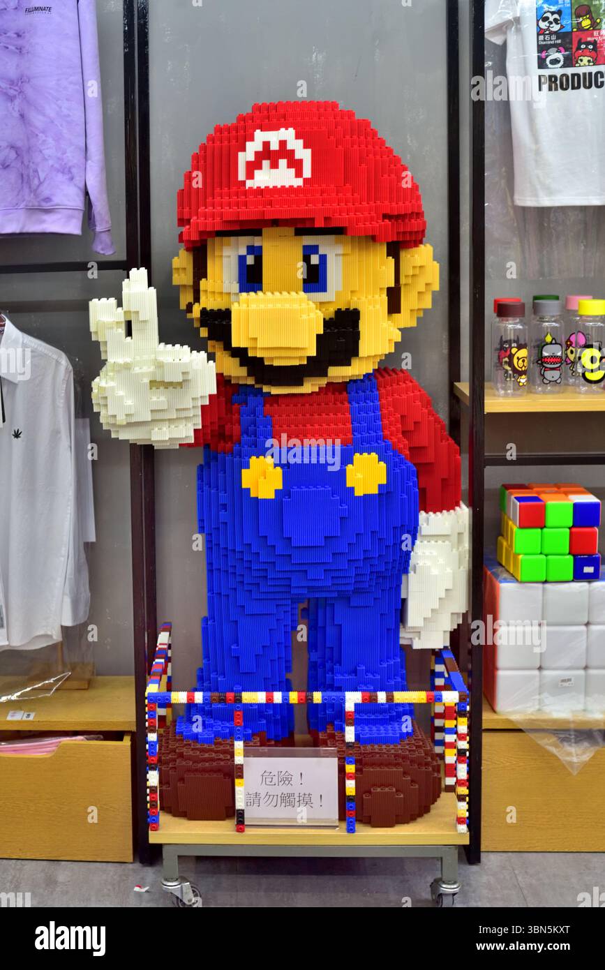 Super Mario mini modèle de blocs de construction fait un signe V avec sa main droite Banque D'Images