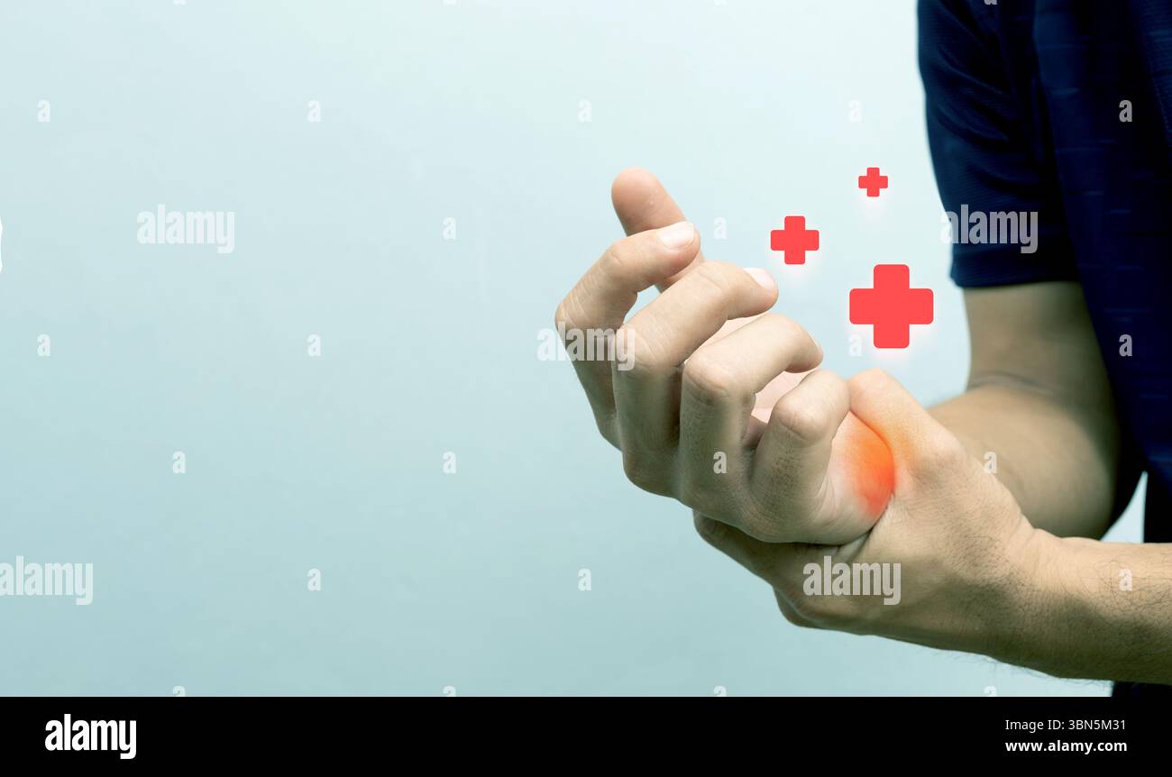 Concept de blessure sportive : homme saisissant le poignet douloureux avec surbrillance rouge et icônes de croix médicale pour la guérison Banque D'Images