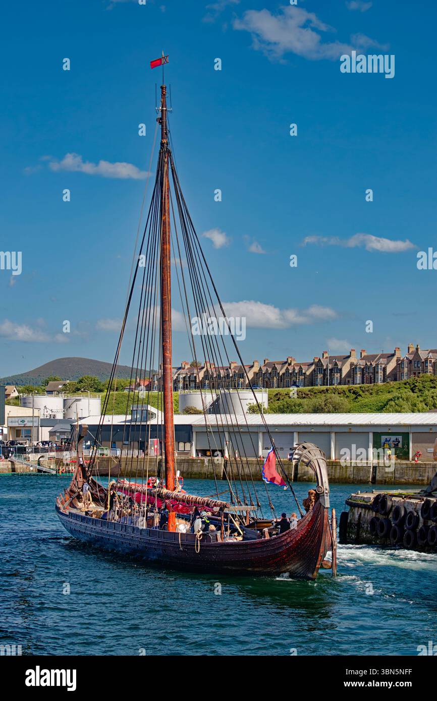 Le navire viking Draken Harald Harfagre et son équipage entrent dans Buckie Harbour Moray Scotland par un après-midi venteux Banque D'Images
