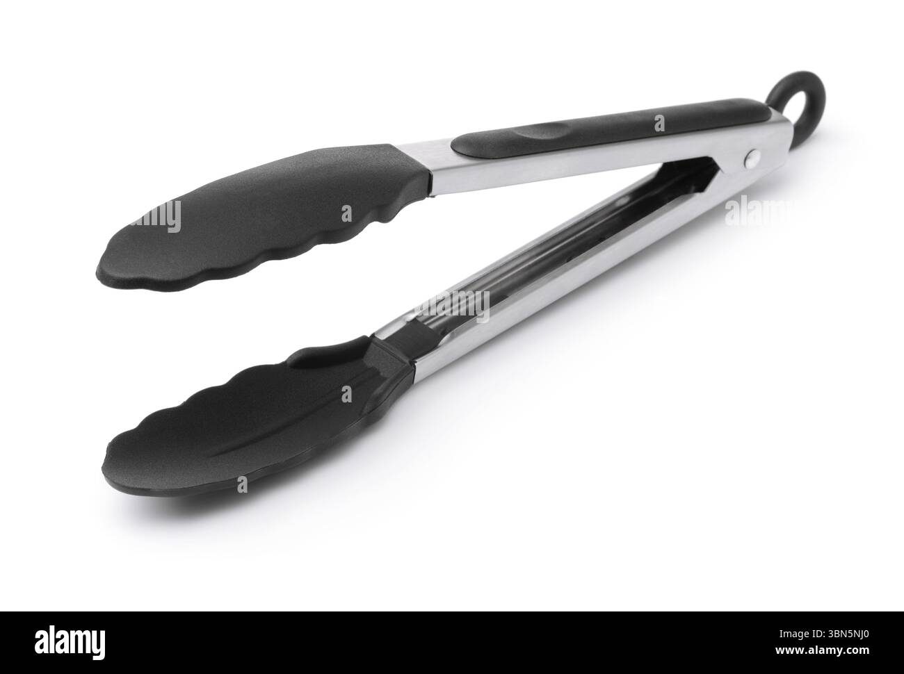 Pinces de cuisine en acier avec embouts en silicone résistant à la chaleur isolés sur blanc Banque D'Images