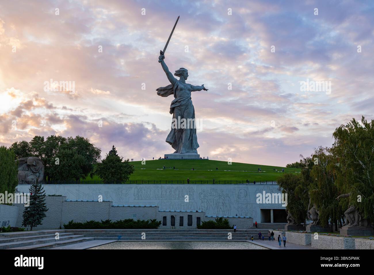 VOLGOGRAD, RUSSIE - 19 SEPTEMBRE 2021 : vue de la sculpture 'la mère patrie appelle !' Un soir de septembre. Complexe mémorial 'Mamayev Kurgan' Banque D'Images VOLGOGRAD, RUSSIE - 19 SEPTEMBRE 2021 : vue de la sculpture 'la mère patrie appelle !' Un soir de septembre. Complexe mémorial 'Mamayev Kurgan' Banque D'Images