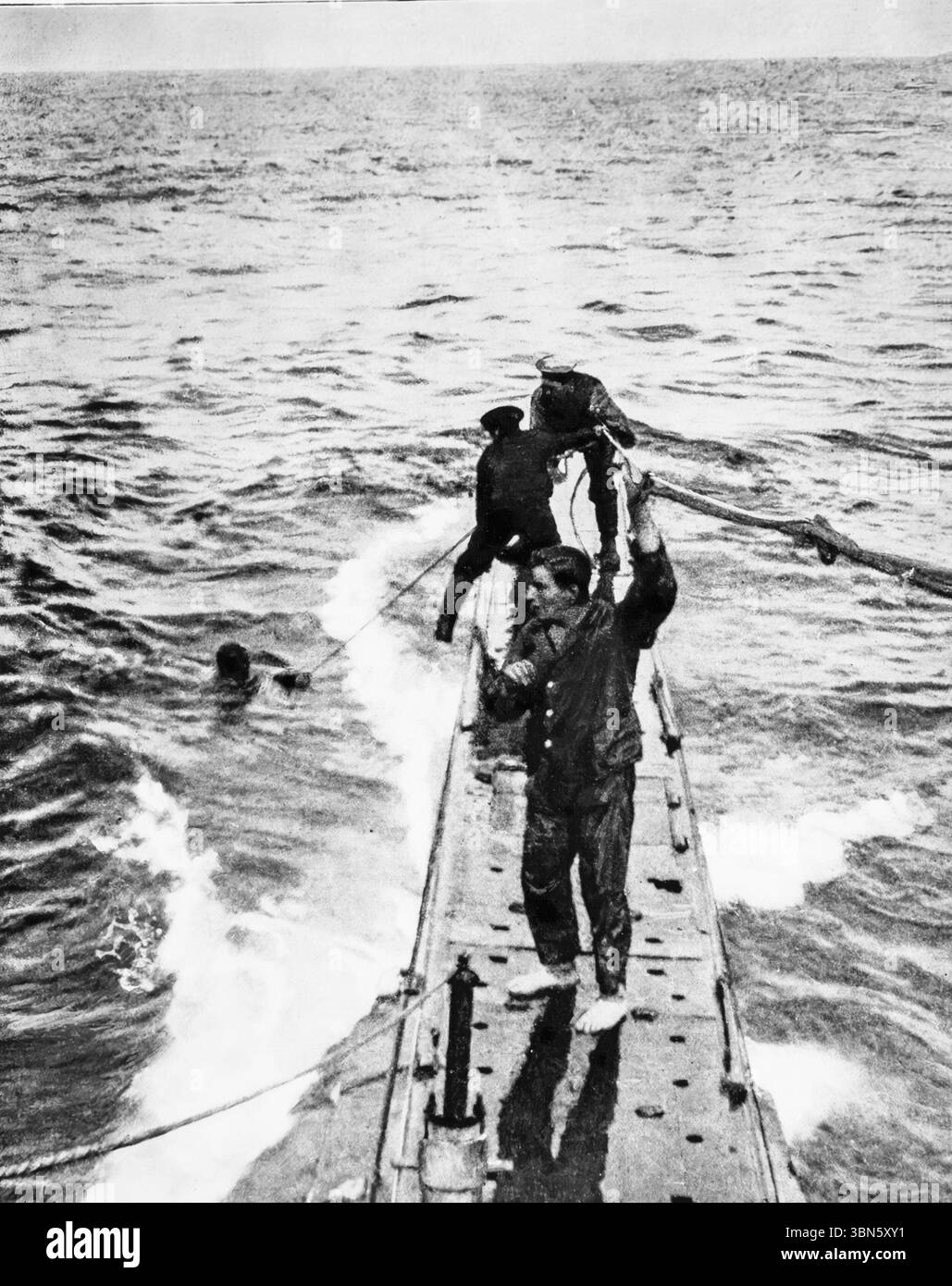 Équipage de sous-marins britanniques sauvant des marins allemands de la mer près de l'Inde après le naufrage de leur propre navire pendant la première Guerre mondiale photo publiée dans L'illustration, 29 janvier 1916, montrant une humanité rare en temps de guerre alors qu'un équipage de la Royal Navy tire des survivants à bord après un engagement naval impliquant le sous-marin allemand U-41 et le HMS Baralong. Banque D'Images