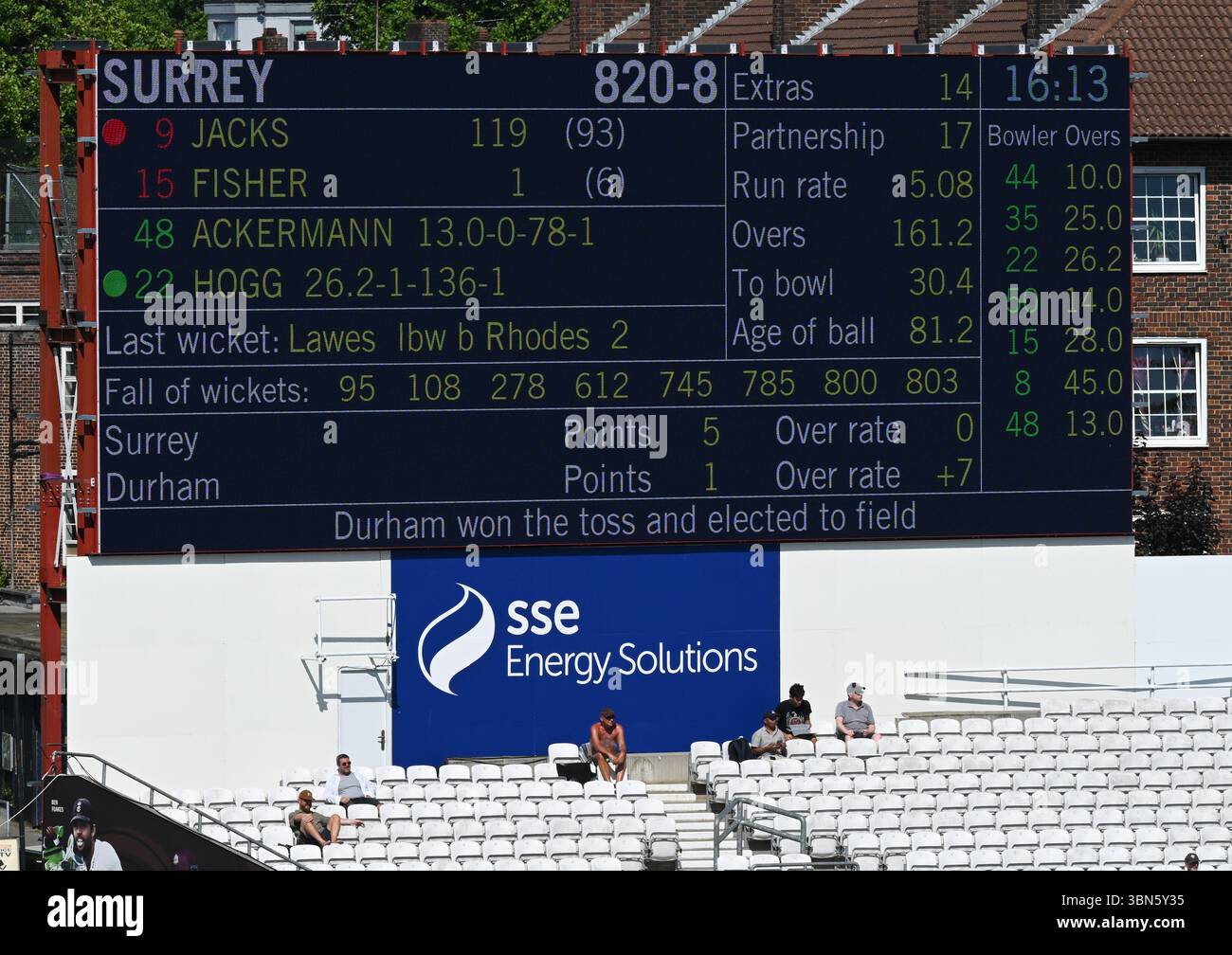 Ovale, Angleterre. 30 juin 2025. Le tableau de bord à la fin des manches du Surrey CCC montrant leur total de 820 alors que Surrey battait son record de tous les temps de 811 établi en 1899 contre Somerset lors du match de Rothesay County Championship entre Surrey CCC contre Durham CCC. Crédit : éclectisme Banque D'Images