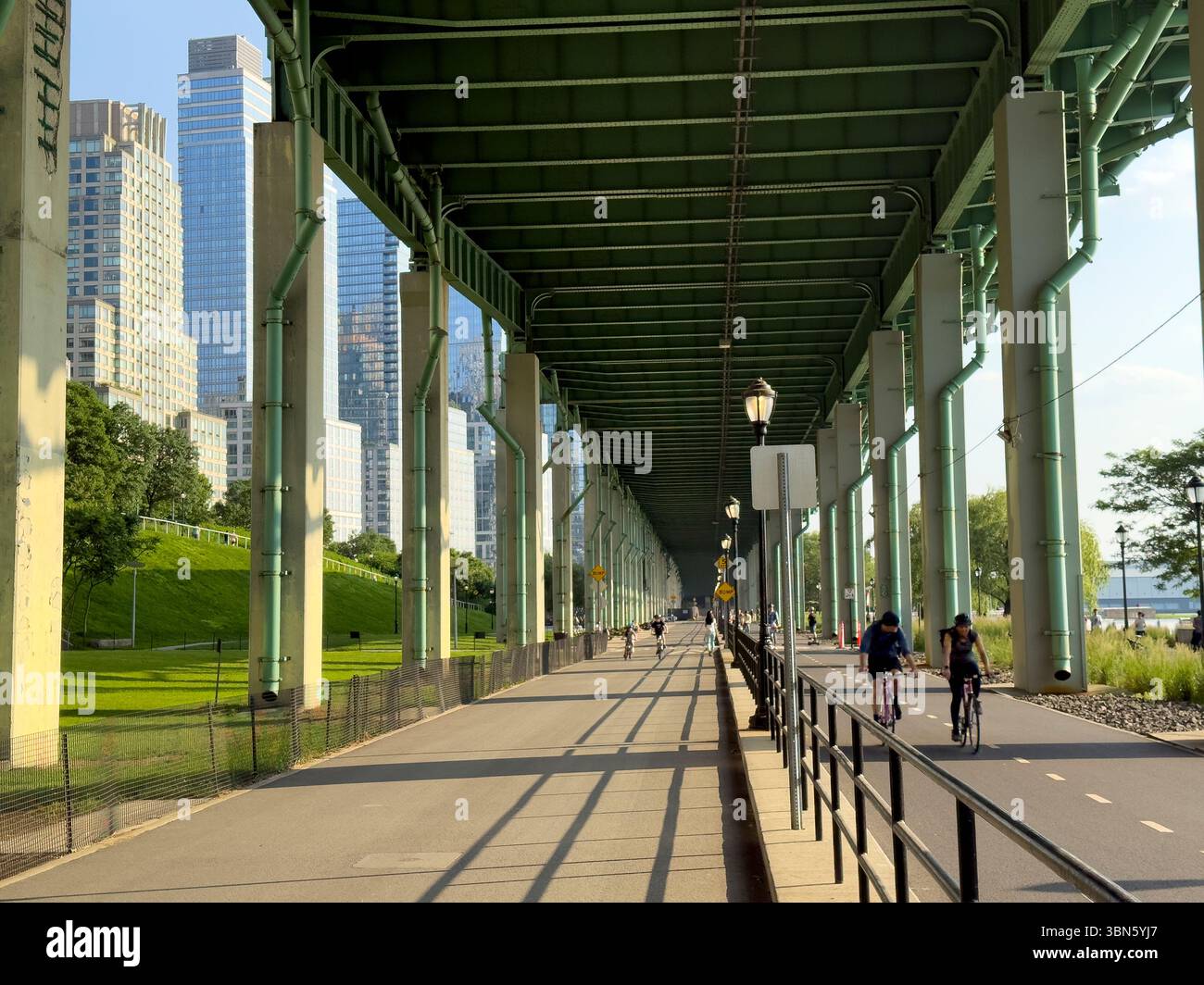 Pistes piétonnes et cyclables sous West Side Highway, Riverside Park South, West 66th Street, Manhattan, New York City, New York, États-Unis Banque D'Images