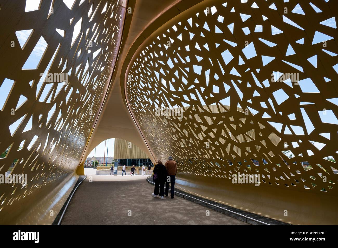 Copr Bay Bridge dans le centre-ville le 27 juin 2025 à Swansea, pays de Galles, Royaume-Uni. Le Copr Bay Bridge, connu localement sous le nom de Taco Bridge ou Crunchie, est une nouvelle caractéristique de la ville reliant la ville par une passerelle piétonne et cycliste, qui reconnecte le centre-ville avec l'arène et la zone du front de mer. Banque D'Images