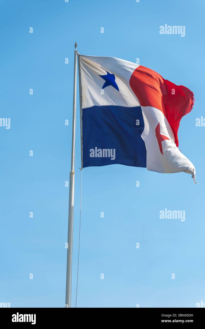 Drapeau national du panama agitant au vent contre un ciel bleu clair Banque D'Images