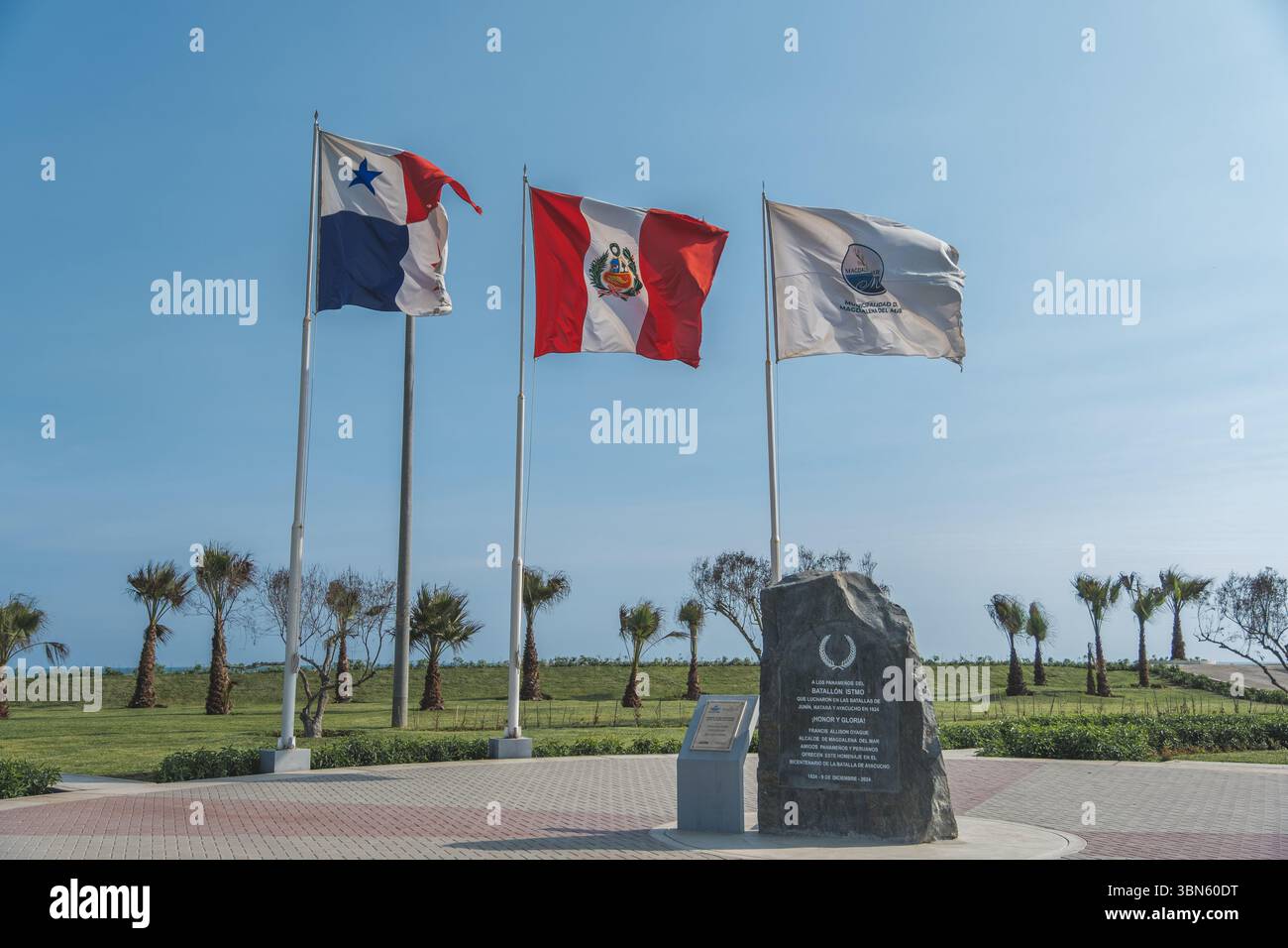 Deux drapeaux panaméens agitant dans le vent au parque ismo de panama, près de la cinta costera, avec l'océan en arrière-plan Banque D'Images