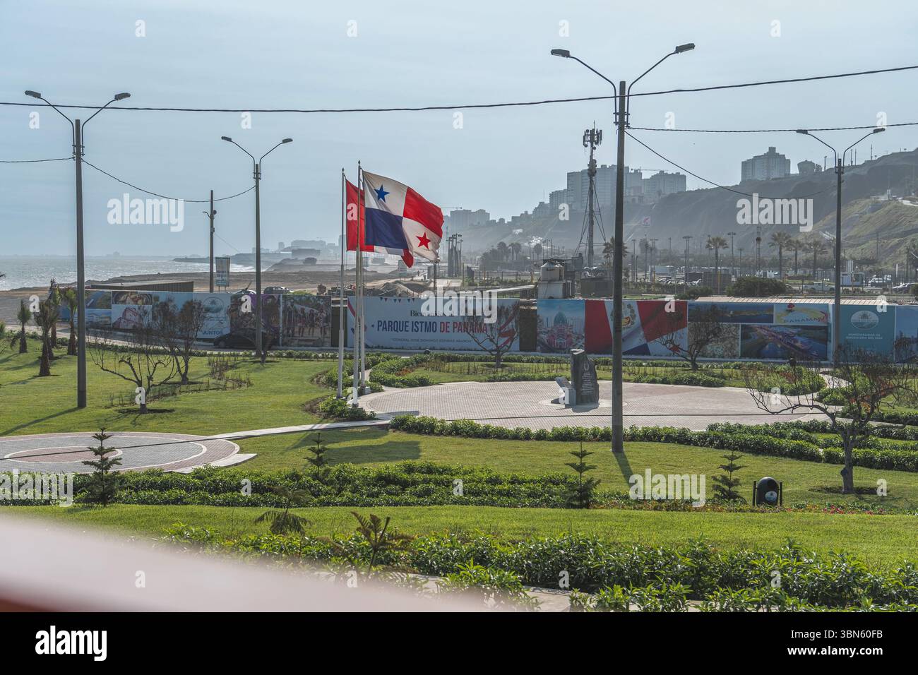 Deux drapeaux panaméens agitant dans le vent au parque ismo de panama, près de la cinta costera, avec l'océan en arrière-plan Banque D'Images