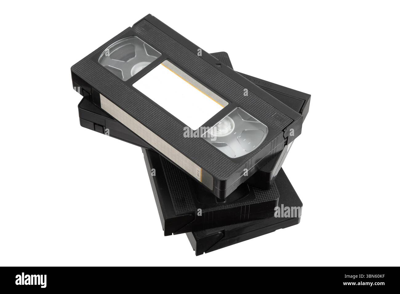 Pile de vieilles cassettes VHS noires avec des étiquettes vierges visibles, évoquant les formats médiatiques rétro et la nostalgie de la technologie vidéo analogique de la fin du 20e cen Banque D'Images