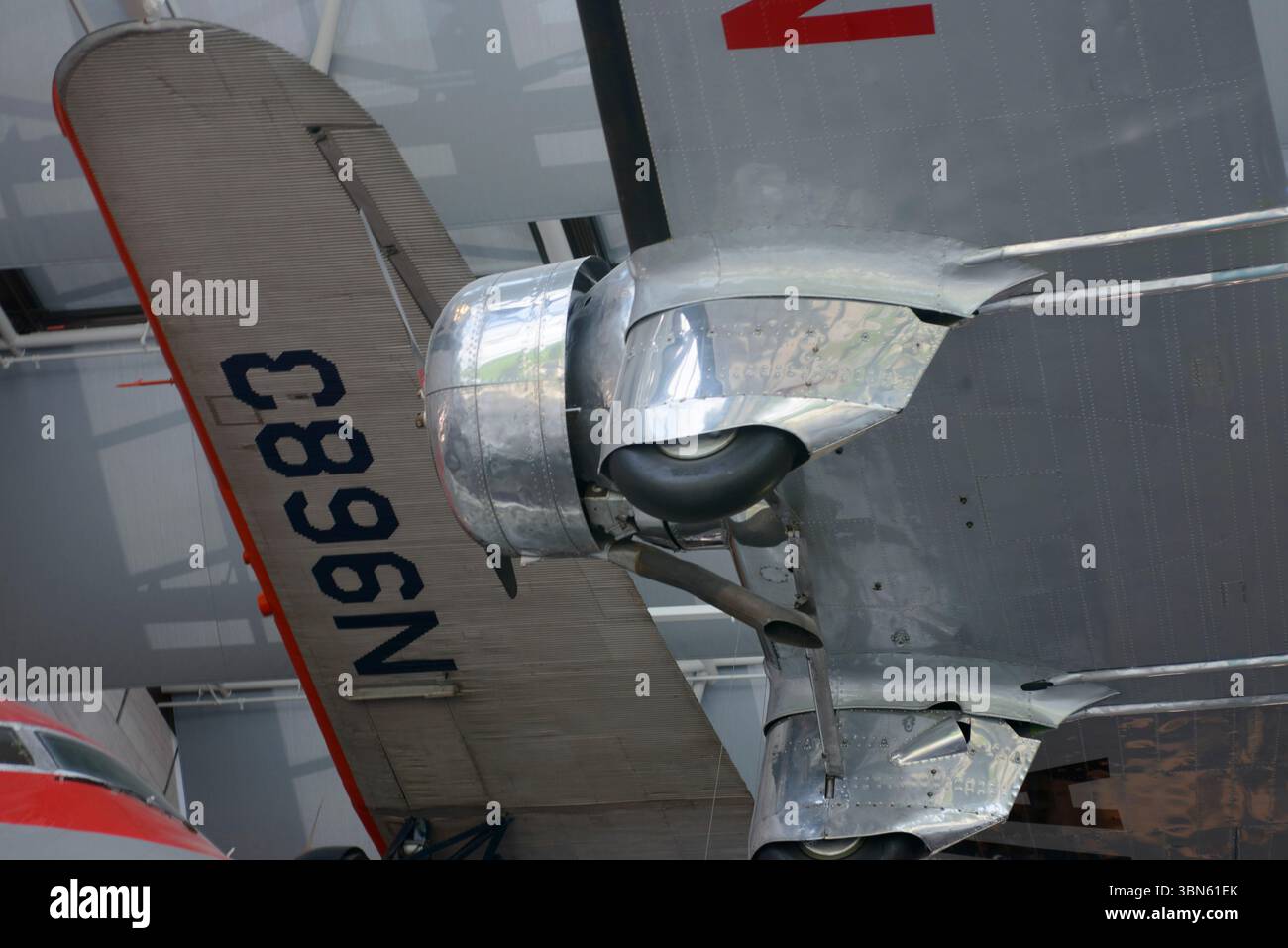 Vue en bas angle du dessous de l'avion vintage, National Air and Space Museum, Washington, DC, États-Unis Banque D'Images