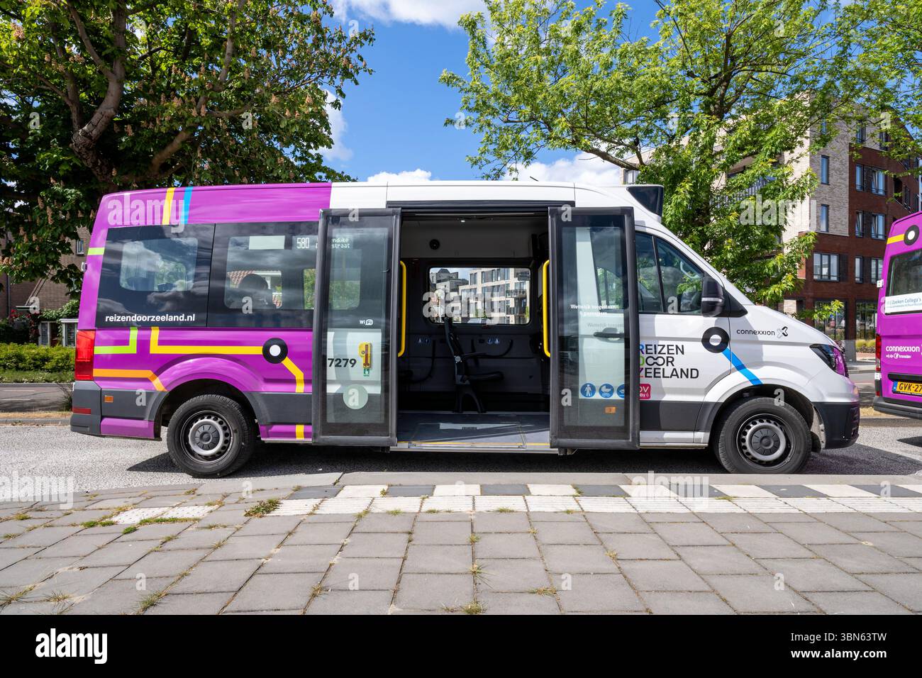 Connexxion Reizen porte Zeeland Volkswagen Crafter bus à la gare GOES Banque D'Images